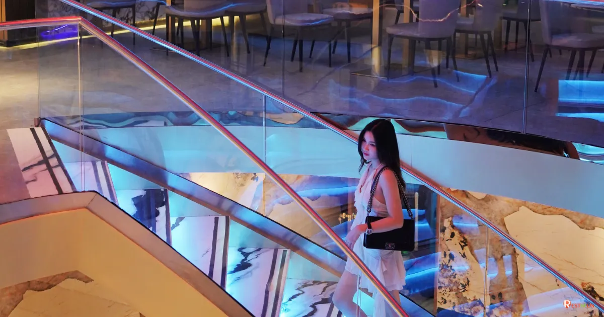 เรือดินเนอร์เจ้าพระยาเดอะ แพลนเน็ต ครูซ มีการตกแต่งภายในเรือสวยงามมาก